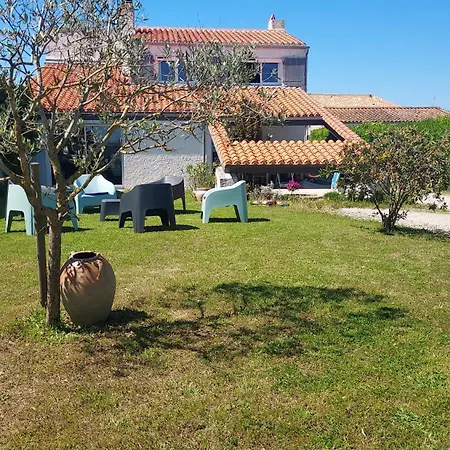 Maison Face A La